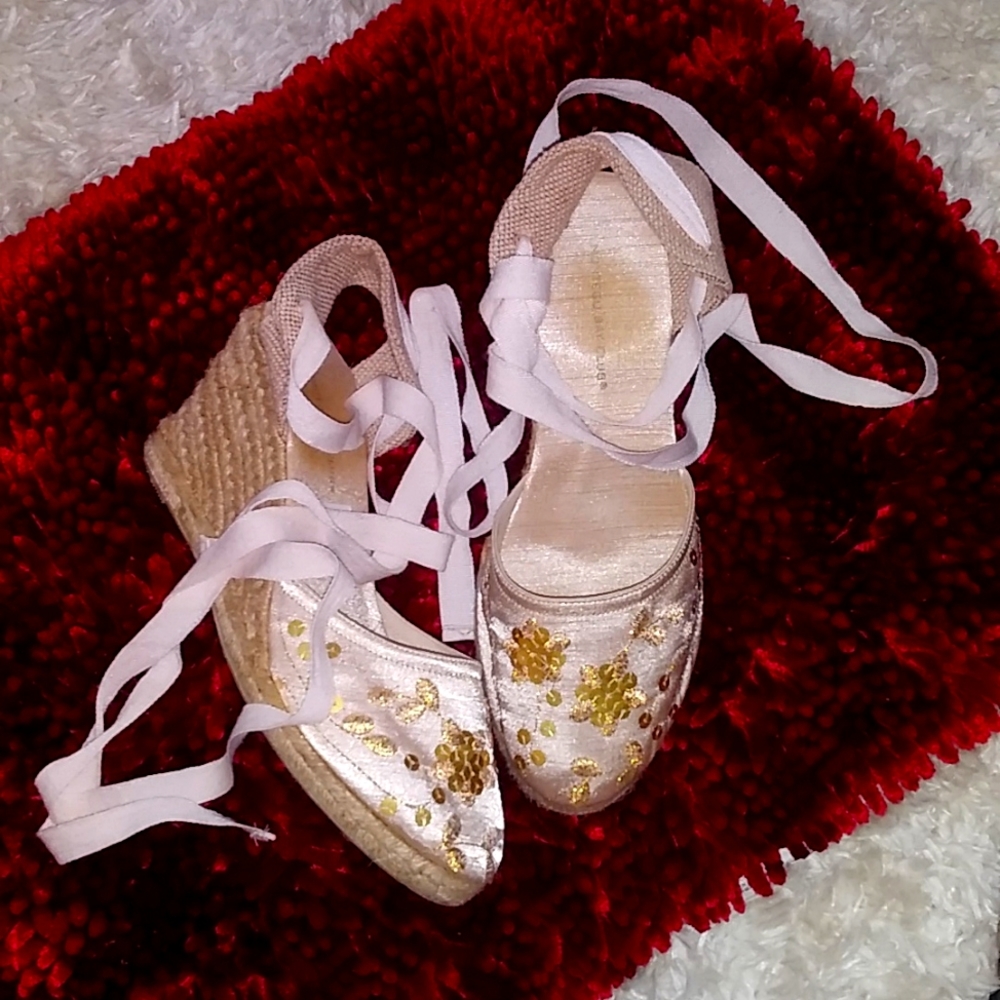 Size 9 1/2 W beige and gold wedge wrap around leg